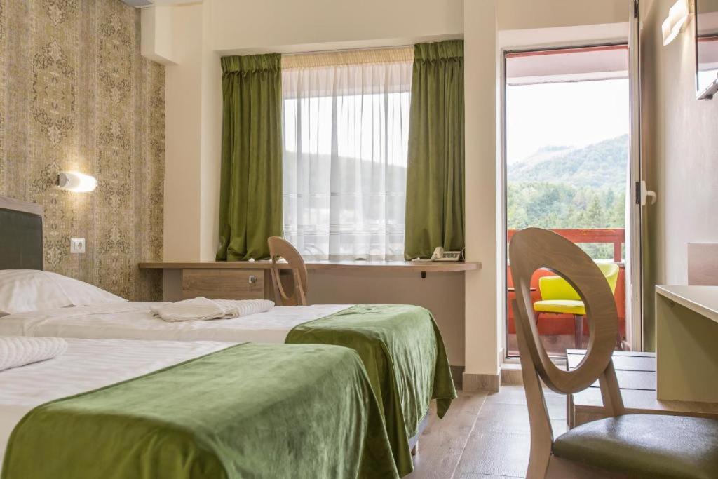 Postel nebo postele na pokoji v ubytování Hotel Olanesti & Spa Medical