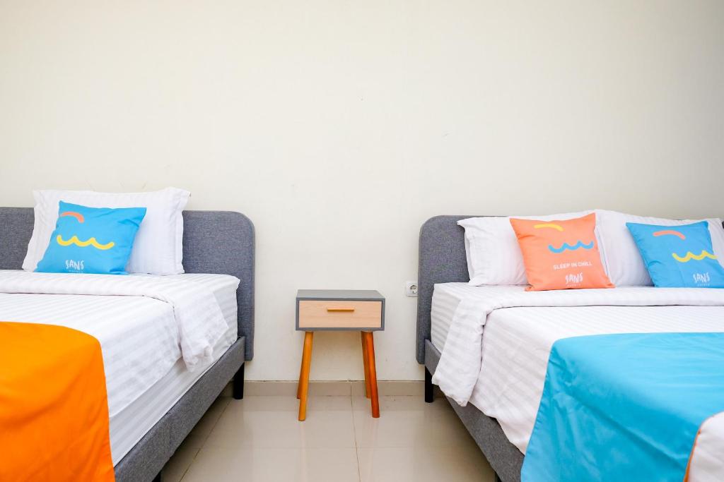 Postel nebo postele na pokoji v ubytování Sans Hotel Mataram Malioboro