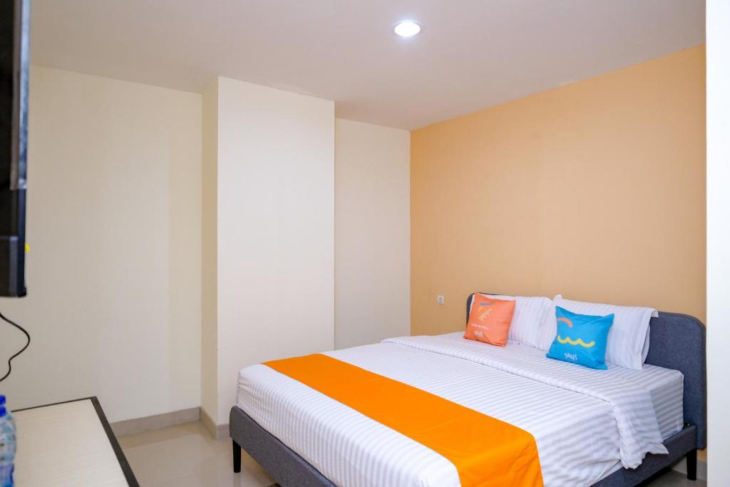 Postel nebo postele na pokoji v ubytování Sans Hotel Mataram Malioboro