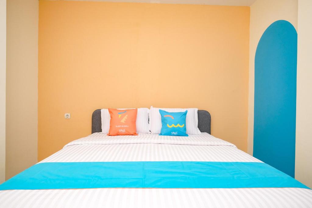 Postel nebo postele na pokoji v ubytování Sans Hotel Mataram Malioboro