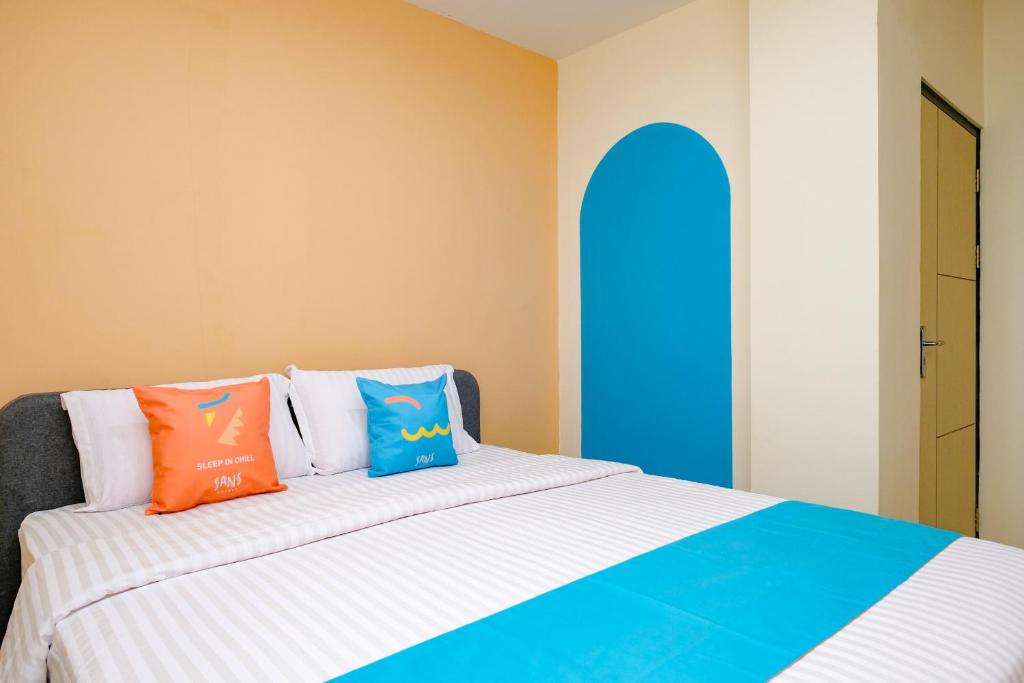 Postel nebo postele na pokoji v ubytování Sans Hotel Mataram Malioboro