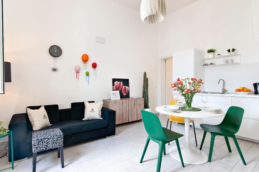 salon z kanapą i stołem w obiekcie Casa Clara - Lecce Selection w mieście Lecce