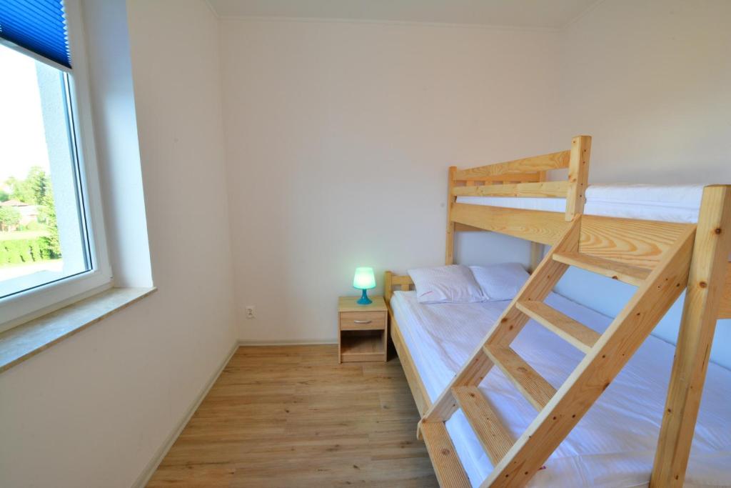 sypialnia z łóżkiem piętrowym i oknem w obiekcie Sofia Dwupoziomowe Apartamenty w mieście Jarosławiec