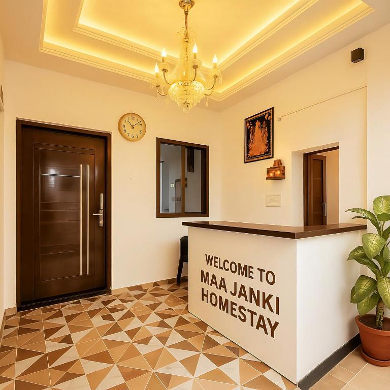 Vstupní hala nebo recepce v ubytování Maa Janki Homestay - Walking distance from Ram mandir