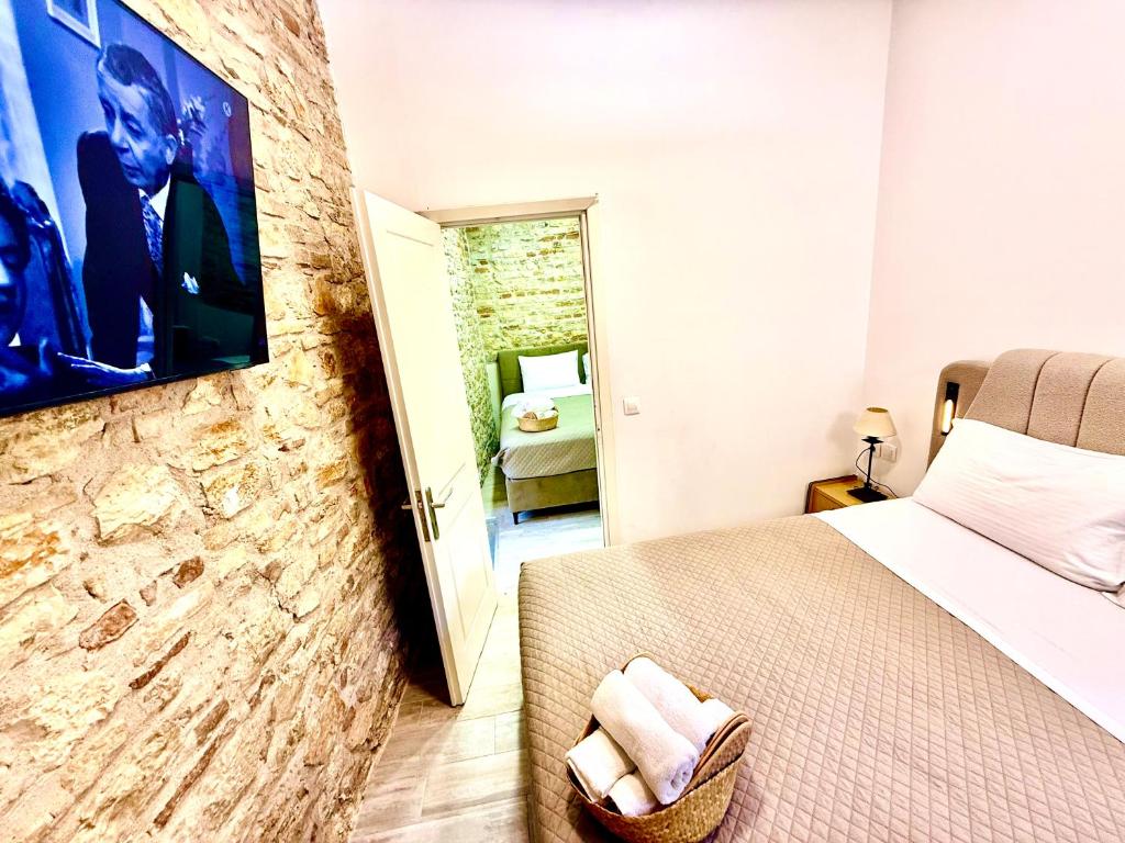 Postel nebo postele na pokoji v ubytování TRAVELLERS CORFU TOWN Luxury Suites, Studios & Apartments