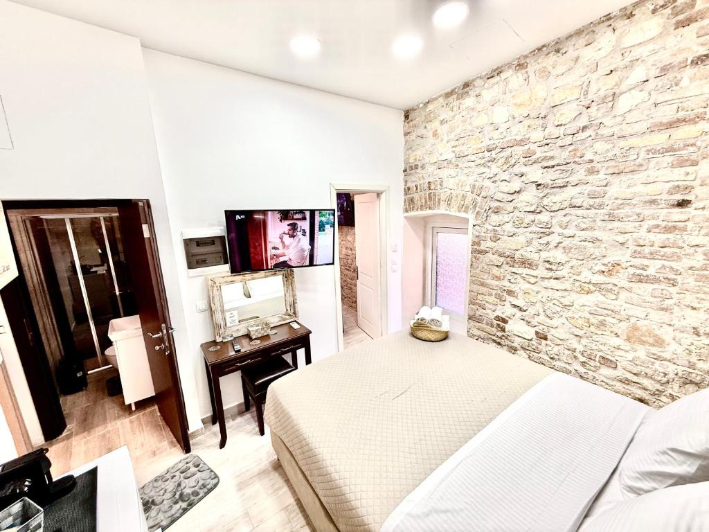 Postel nebo postele na pokoji v ubytování TRAVELLERS CORFU TOWN Luxury Suites, Studios & Apartments