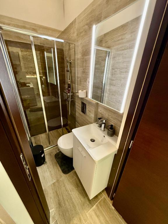 Koupelna v ubytování TRAVELLERS CORFU TOWN Luxury Suites, Studios & Apartments
