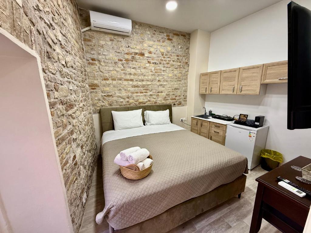 Postel nebo postele na pokoji v ubytování TRAVELLERS CORFU TOWN Luxury Suites, Studios & Apartments