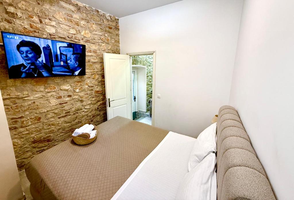 TV a/nebo společenská místnost v ubytování TRAVELLERS CORFU TOWN Luxury Suites, Studios & Apartments