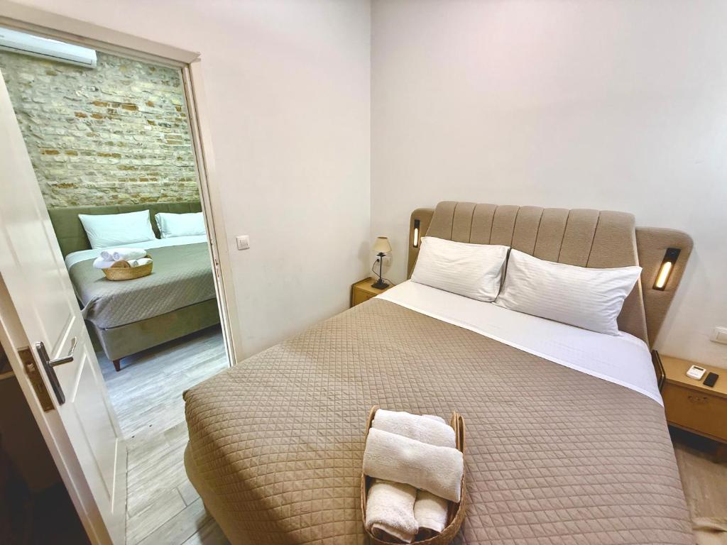 Postel nebo postele na pokoji v ubytování TRAVELLERS CORFU TOWN Luxury Suites, Studios & Apartments