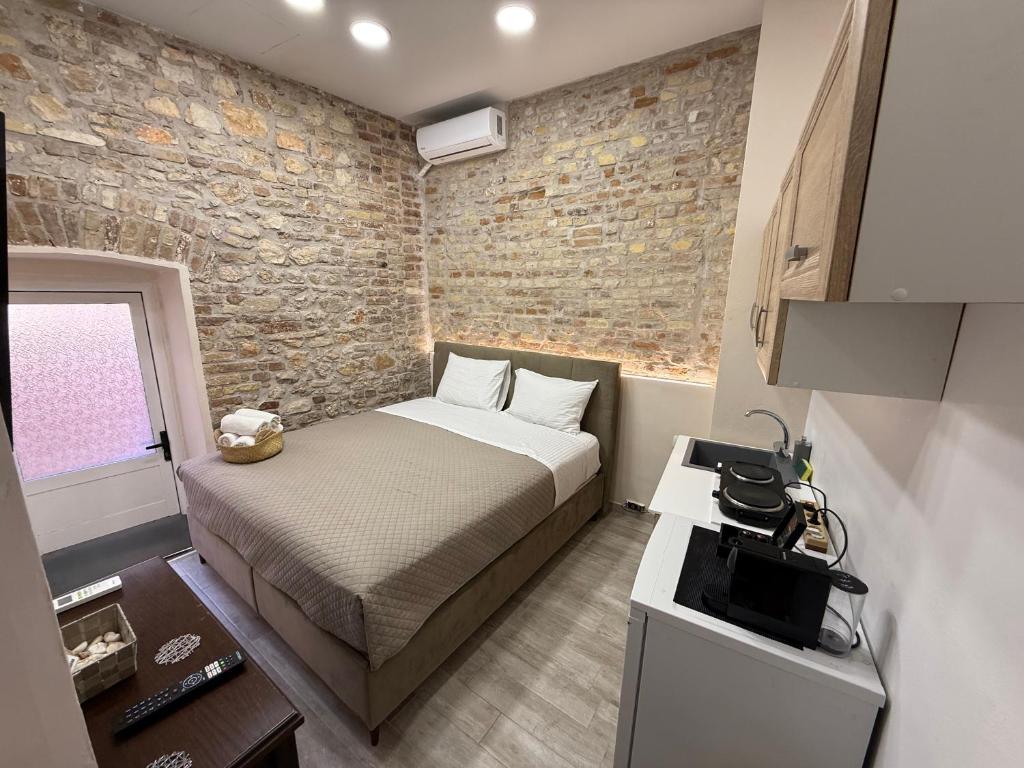 Postel nebo postele na pokoji v ubytování TRAVELLERS CORFU TOWN Luxury Suites, Studios & Apartments
