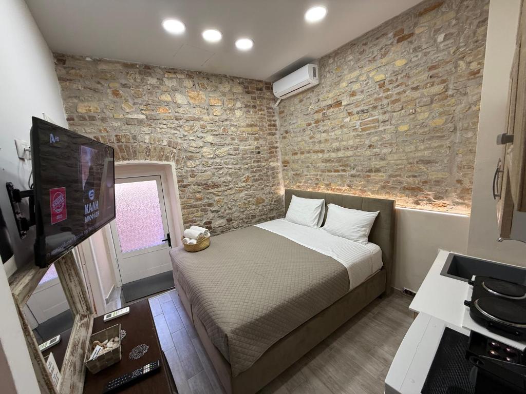TV a/nebo společenská místnost v ubytování TRAVELLERS CORFU TOWN Luxury Suites, Studios & Apartments