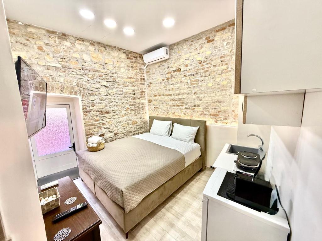 Postel nebo postele na pokoji v ubytování TRAVELLERS CORFU TOWN Luxury Suites, Studios & Apartments