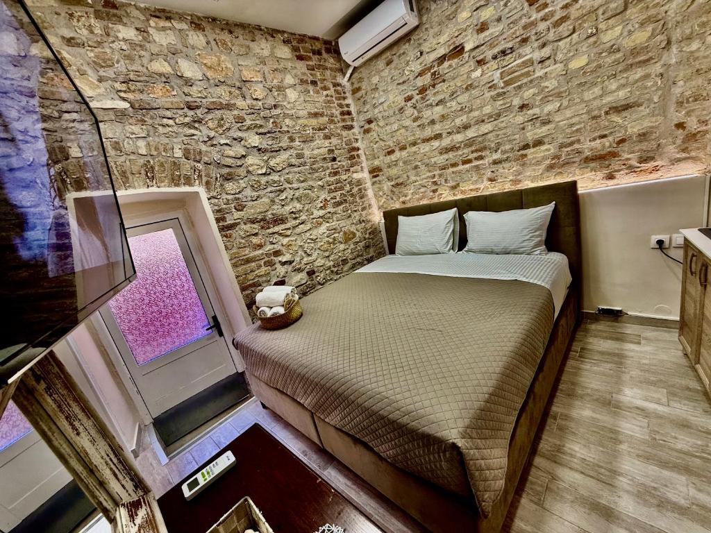 Postel nebo postele na pokoji v ubytování TRAVELLERS CORFU TOWN Luxury Suites, Studios & Apartments