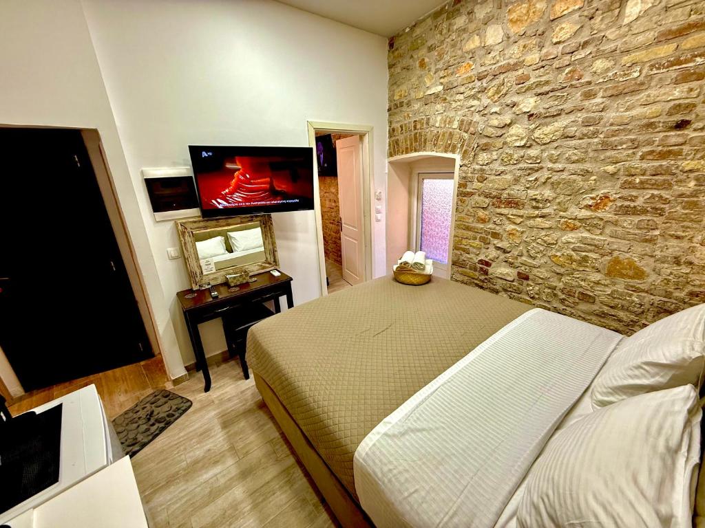 TV a/nebo společenská místnost v ubytování TRAVELLERS CORFU TOWN Luxury Suites, Studios & Apartments