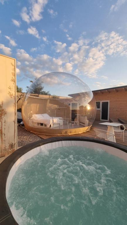 Bazén v ubytování Atmosfera Bubble Glamping nebo v jeho okolí