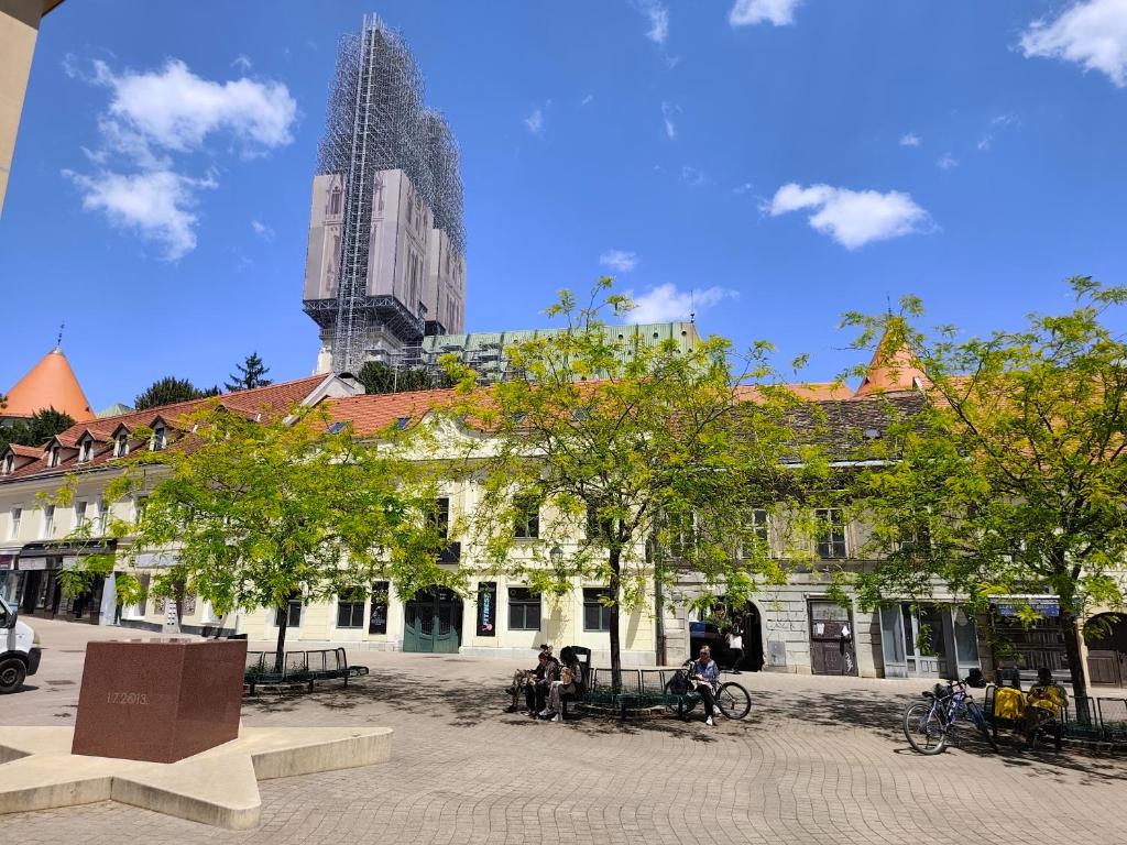 budynek z wieżą zegarową w tle w obiekcie Room Marija w Zagrzebiu