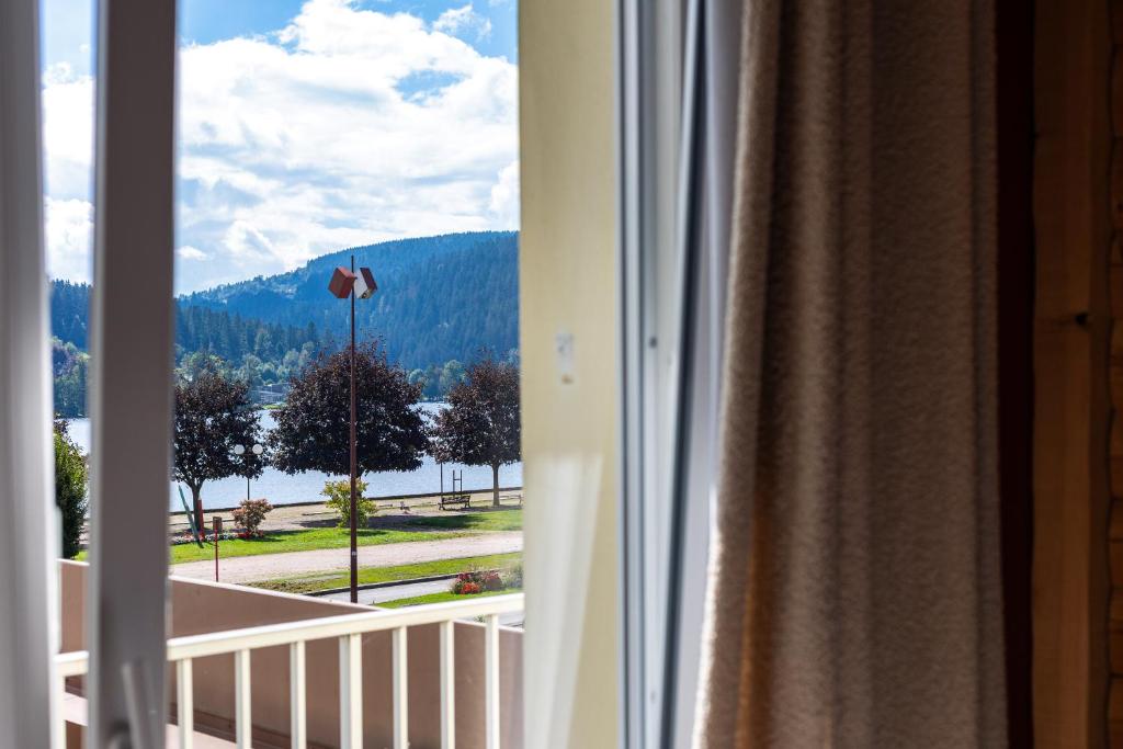 Nespecifikovaný výhled na hory nebo výhled na hory při pohledu z hotelu