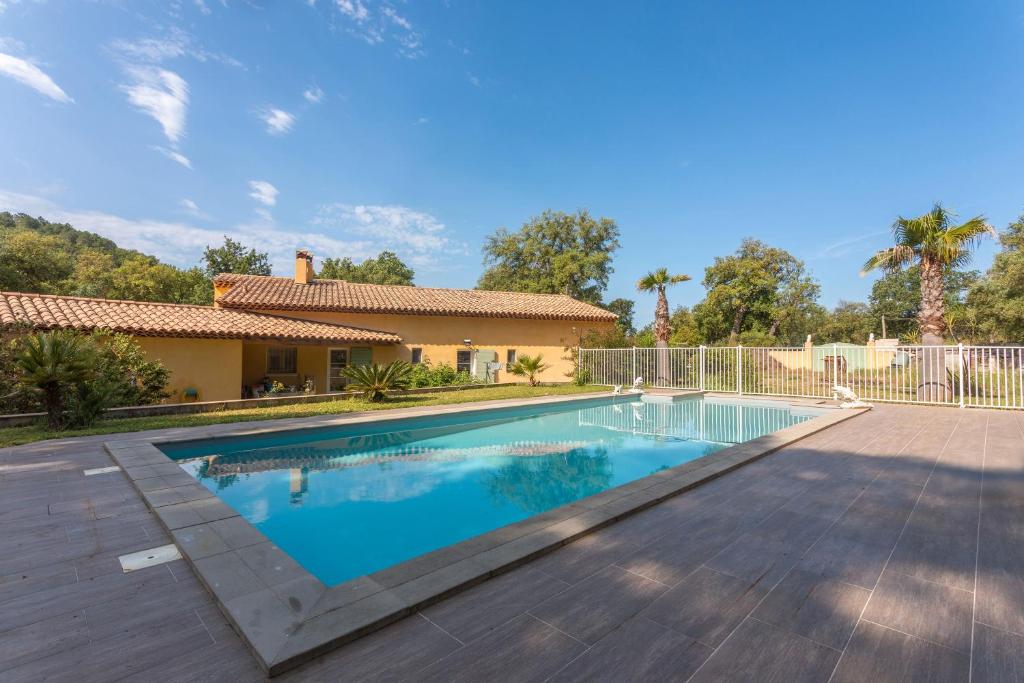 una piscina nel cortile di una casa di Maison d'hôtes Collobrières a Collobrières