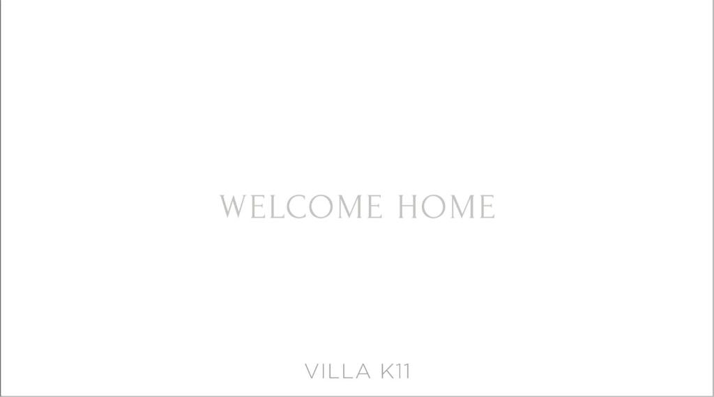 un panneau indiquant « Bienvenue à la maison » avec une photo d'un bâtiment dans l'établissement Villa la mer, à Roquebrune-Cap-Martin