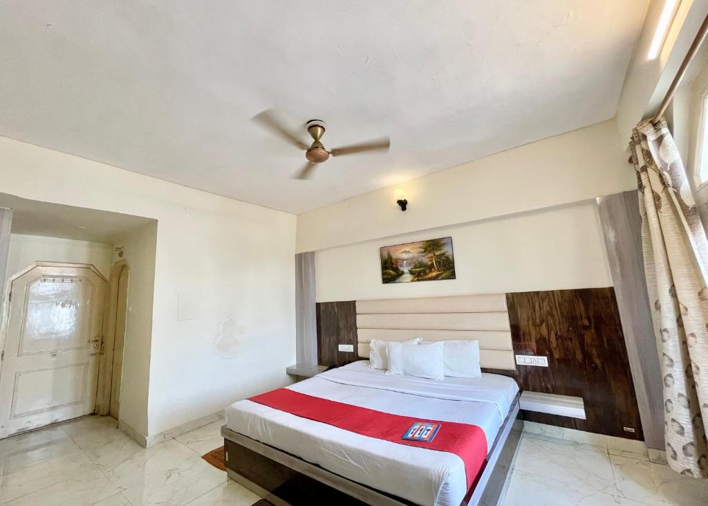 Postel nebo postele na pokoji v ubytování PREMIUM HOTEL S D Near Railwary Station Maa Mansa Devi Temple - Fully Air conditioned Room - Lift And Parking Available -Best Hotel In Haridwar