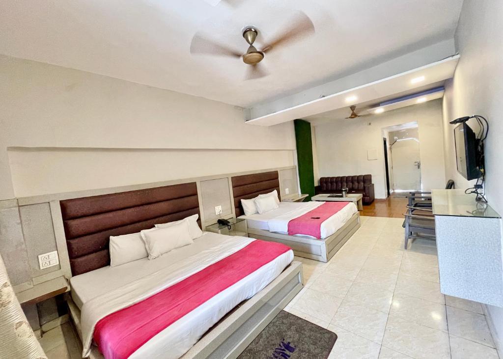 Postel nebo postele na pokoji v ubytování PREMIUM HOTEL S D Near Railwary Station Maa Mansa Devi Temple - Fully Air conditioned Room - Lift And Parking Available -Best Hotel In Haridwar