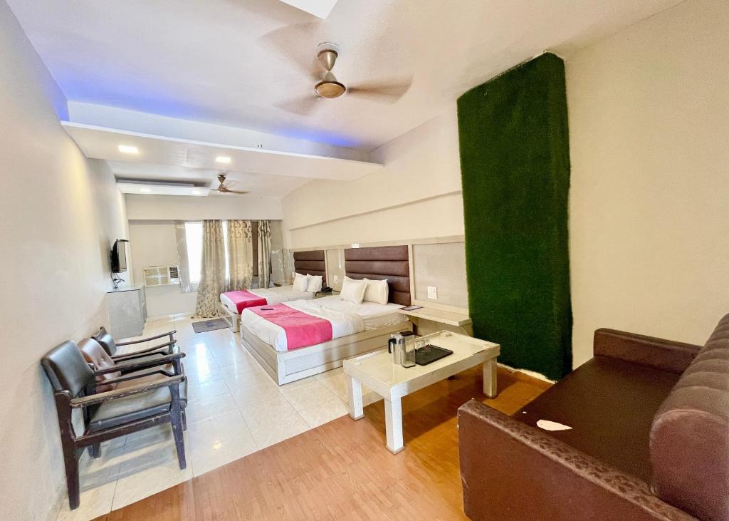 Posezení v ubytování PREMIUM HOTEL S D Near Railwary Station Maa Mansa Devi Temple - Fully Air conditioned Room - Lift And Parking Available -Best Hotel In Haridwar