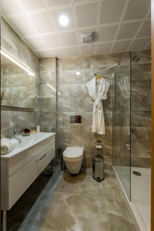 A bathroom at Yildiz Life Hotel