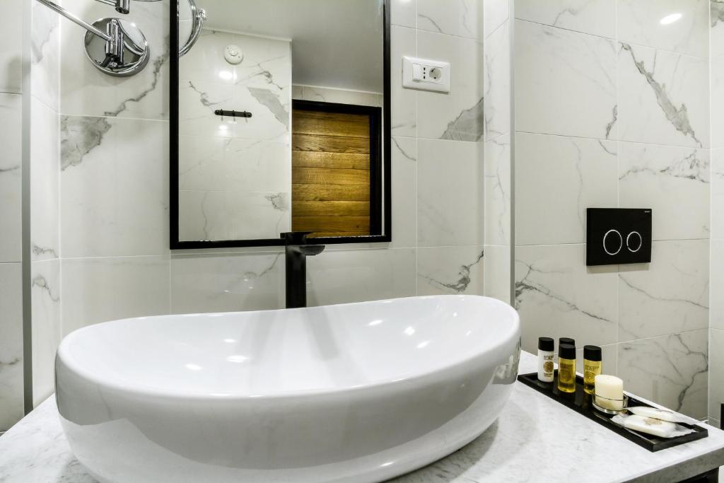 DeZign Superior Apartments & Rooms - 13