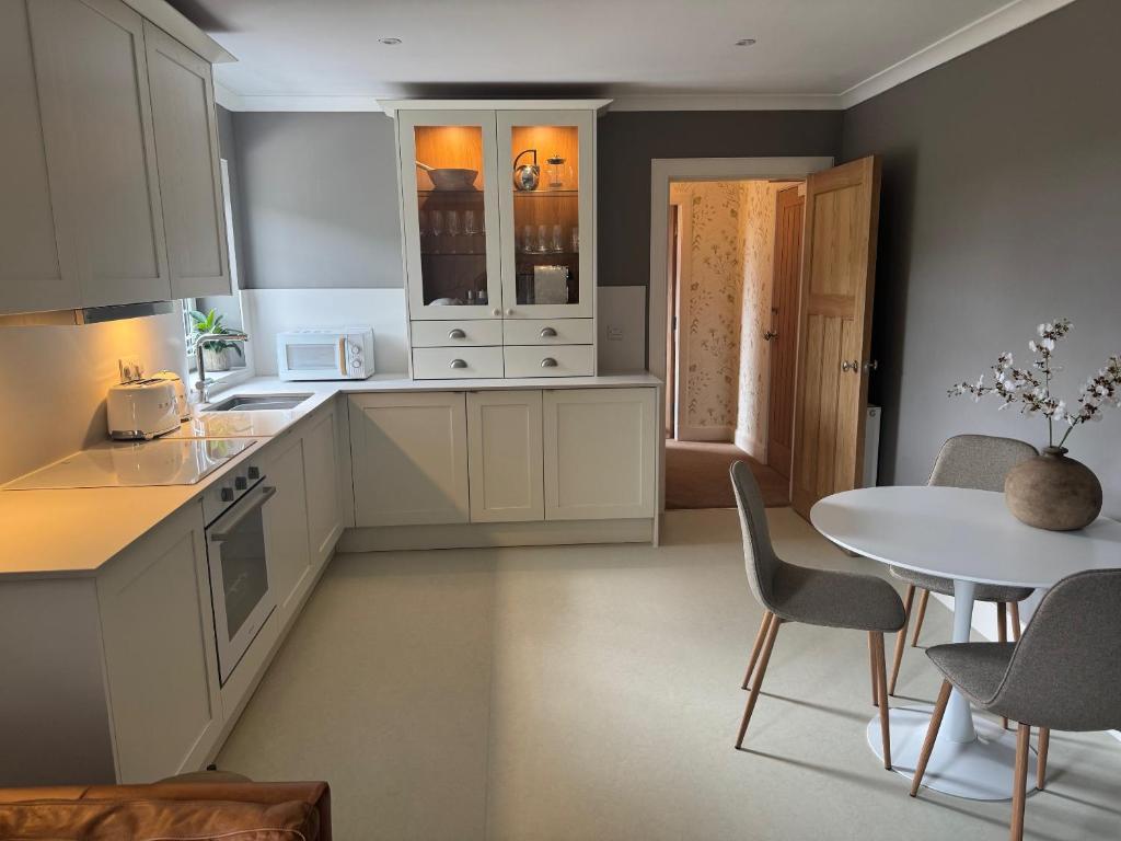 Kuchyň nebo kuchyňský kout v ubytování Aaron Glen Guest Apartments