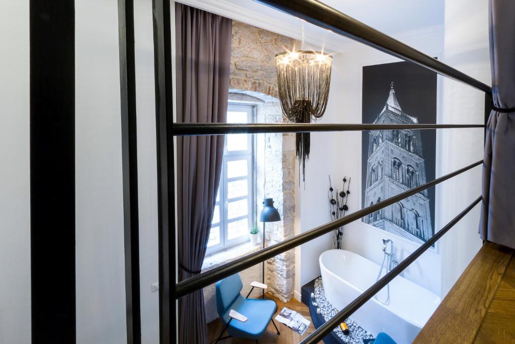 une salle de bains avec vue depuis une fenêtre. dans l'établissement DeZign Superior Apartments & Rooms, à Zadar
