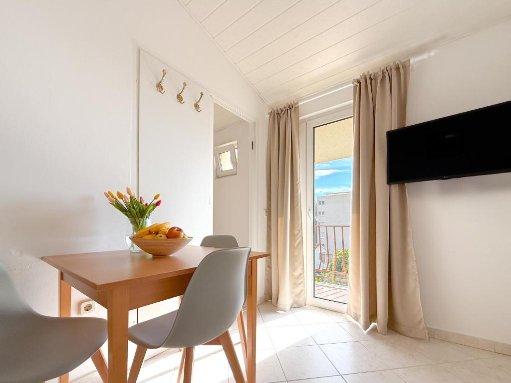 Televízia a/alebo spoločenská miestnosť v ubytovaní Beach Resort Apartments Bucina