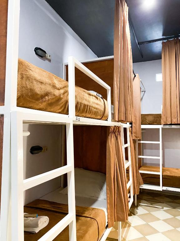 Palanda nebo palandy na pokoji v ubytování ALA Hostel