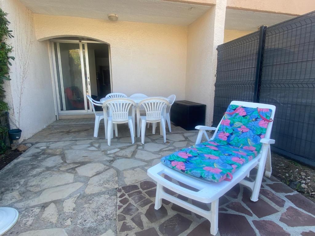 un patio avec deux chaises et une table et une chaise sidx sidx sidx dans l'établissement T2 ground floor near beach, à Valras-Plage