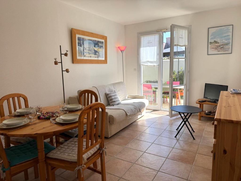 un salon avec une table et un canapé dans l'établissement ღ Le Vauban de Ré - Plein Centre & Garage, à Saint-Martin-de-Ré
