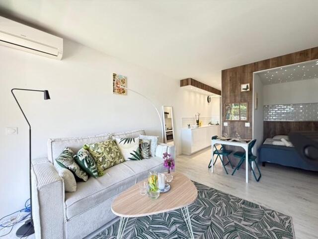 un salon avec un canapé et une table dans l'établissement Beach Studio in Golfe-Juan near Cannes and Antibes, au Golfe-Juan