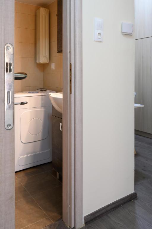 A bathroom at Koukaki Home