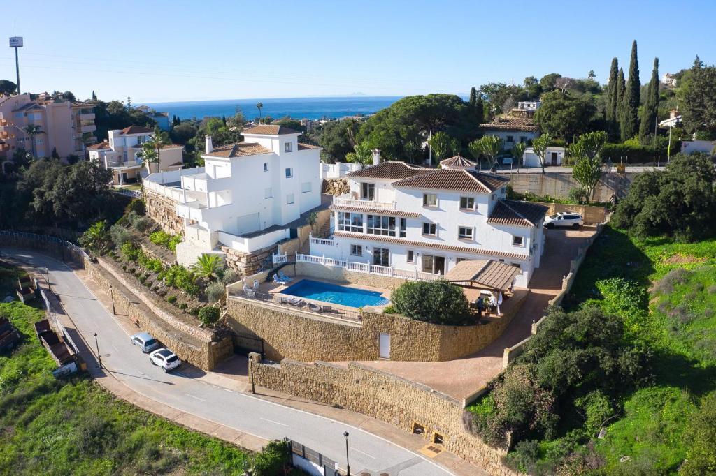3077 Luxury Villa with Pool and Views in Elviria,