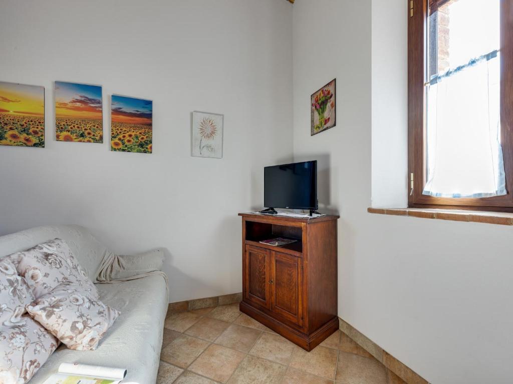 TV a/nebo společenská místnost v ubytování 360 degree view over the Tuscan hills