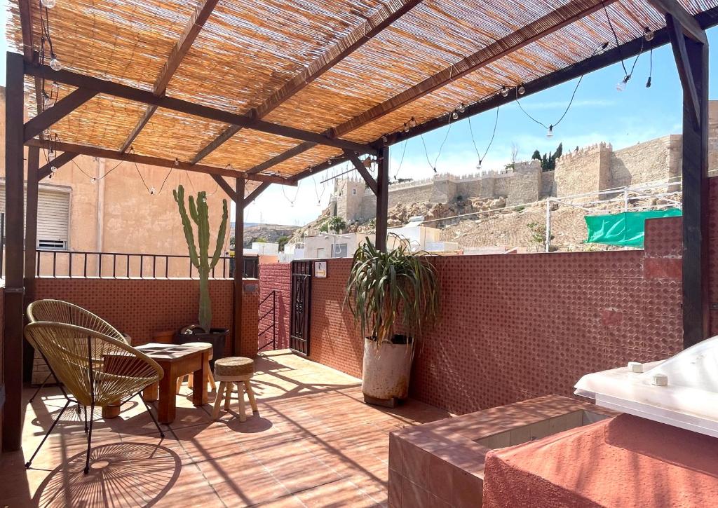 アルメリアにあるTrendy Homes Casa Estrellaのパティオ(パーゴラ、テーブル、椅子付)