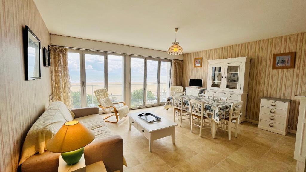 un salon avec un canapé et une table dans l'établissement Lumière et océan, T3 face mer, à Saint-Jean-de-Monts