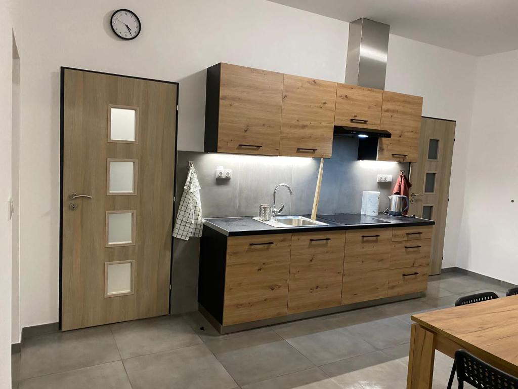 Kuchyň nebo kuchyňský kout v ubytování Apartmány Kortan