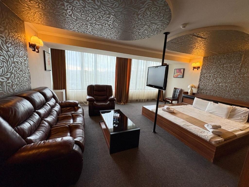 TV a/nebo společenská místnost v ubytování Nairi Hotel Yerevan