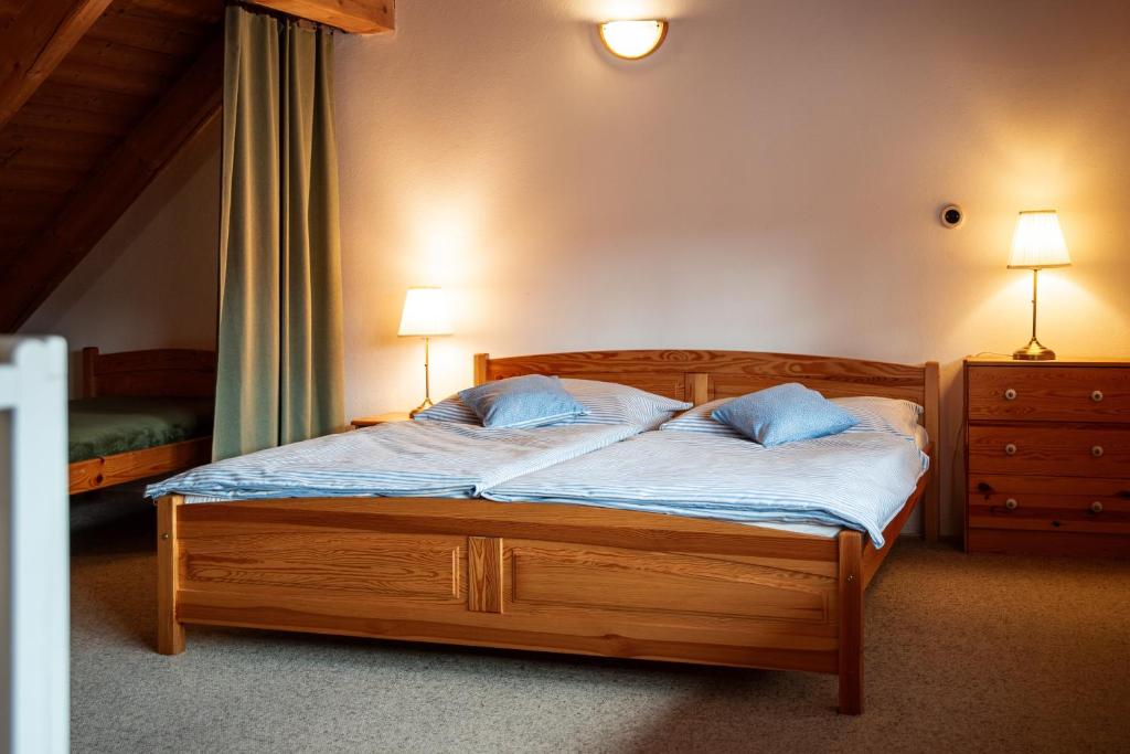 Postel nebo postele na pokoji v ubytování Selský Dvůr- apartmány a keramická dílna