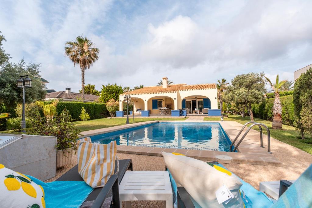 eine Villa mit Swimmingpool und ein Haus in der Unterkunft Luxury villa next beach Cabo Roig in Orihuela
