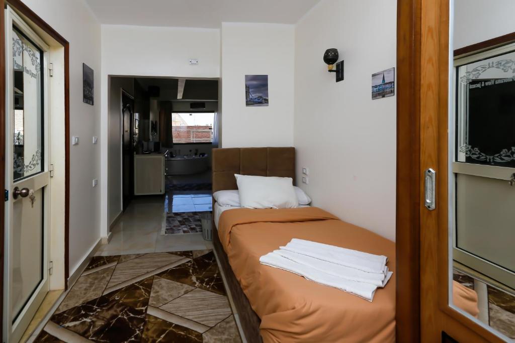 Postel nebo postele na pokoji v ubytování Luxury pyramids jacuzzi view inn