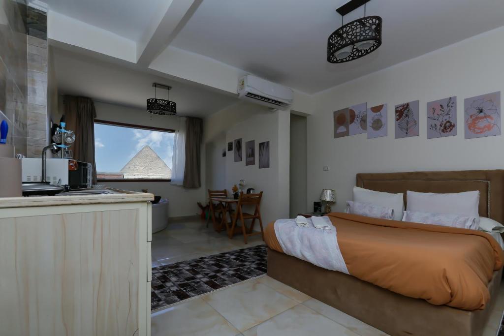Postel nebo postele na pokoji v ubytování Luxury pyramids jacuzzi view inn