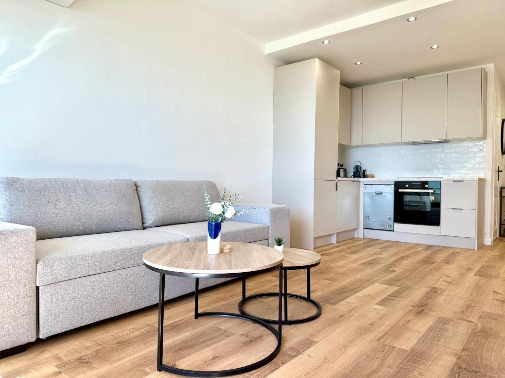 un salon avec un canapé et une table dans l'établissement CHARMILLES - Agréable 3 pièces - Parking gratuit- Proche Monaco, à Roquebrune-Cap-Martin