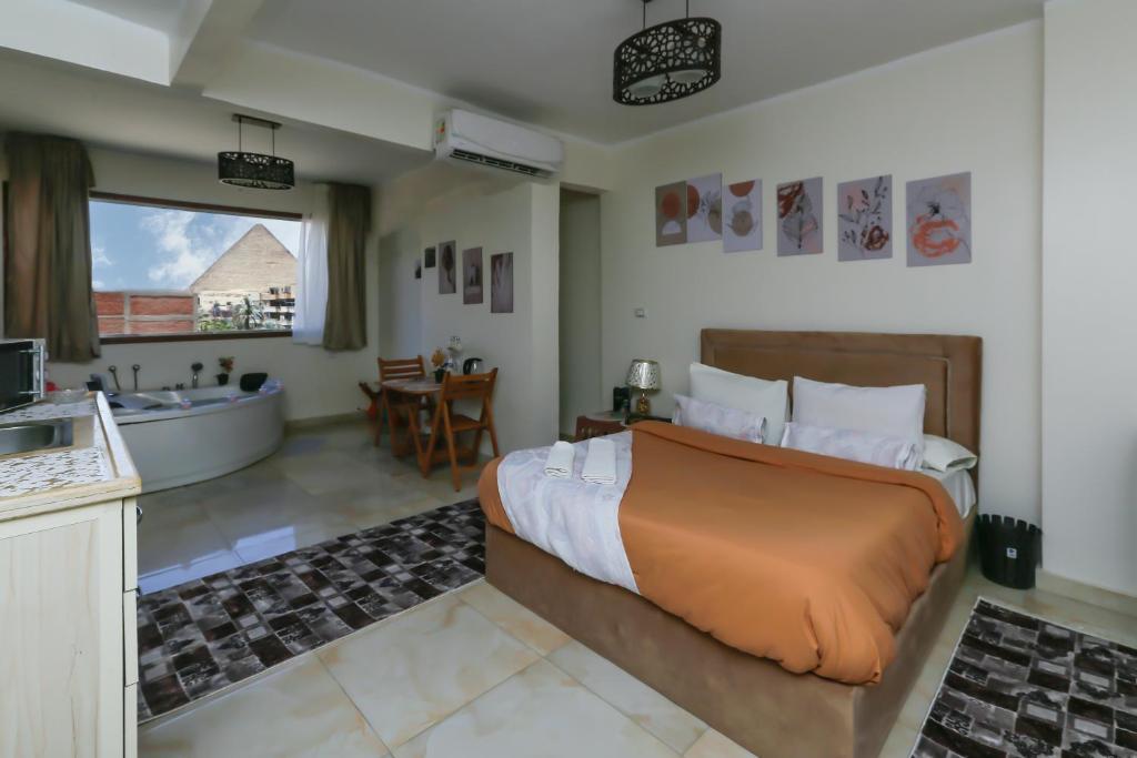 Postel nebo postele na pokoji v ubytování Luxury pyramids jacuzzi view inn
