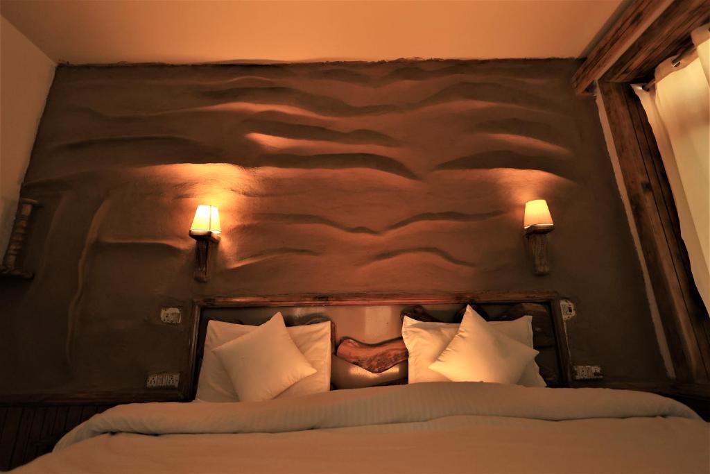 Postel nebo postele na pokoji v ubytování Beholden Stay and Cafe - A Luxury Boutique Hotel in Manali
